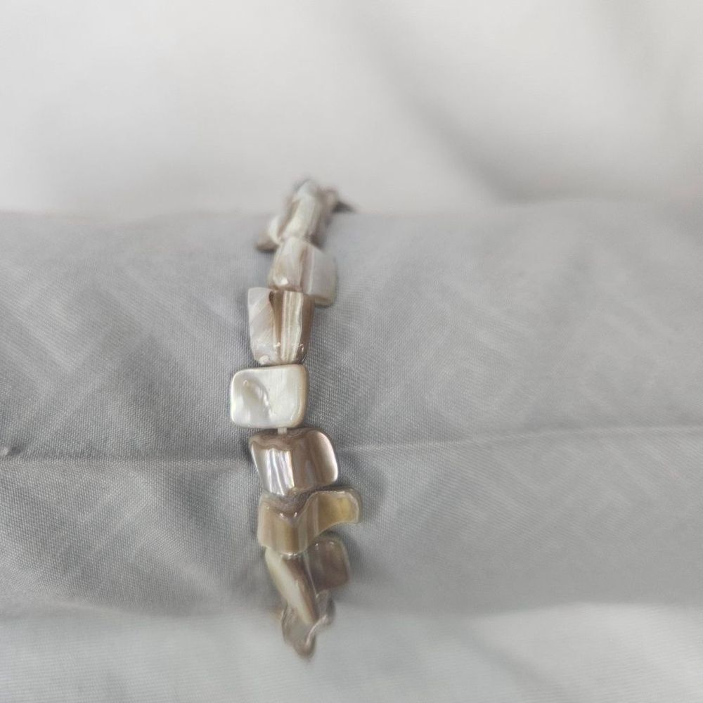 Vintage Mother of Pearl Beaded Stretch Bracelet EUC 1980s-1990s Sz 7 0.25" Wide - Picture 2 of 7